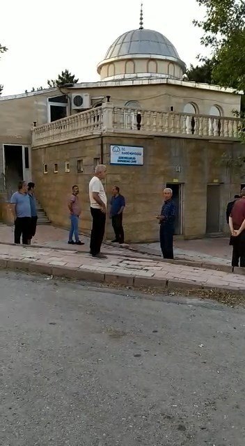 İmam camiye gelmeyince cemaat bayram namazı kılamadan geri döndü