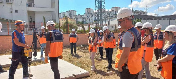 AFAD Gönüllüleri zorlu eğitimlerden geçiyor