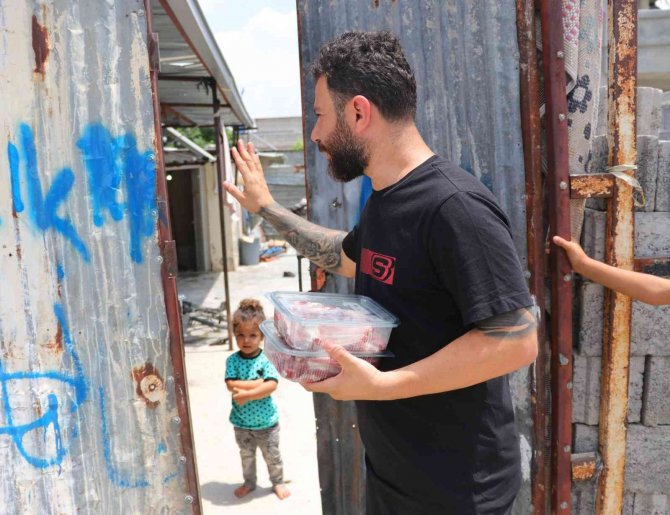 Gönülleri fethetti: 500 koyun kestirdi binlerce aileye et dağıttı