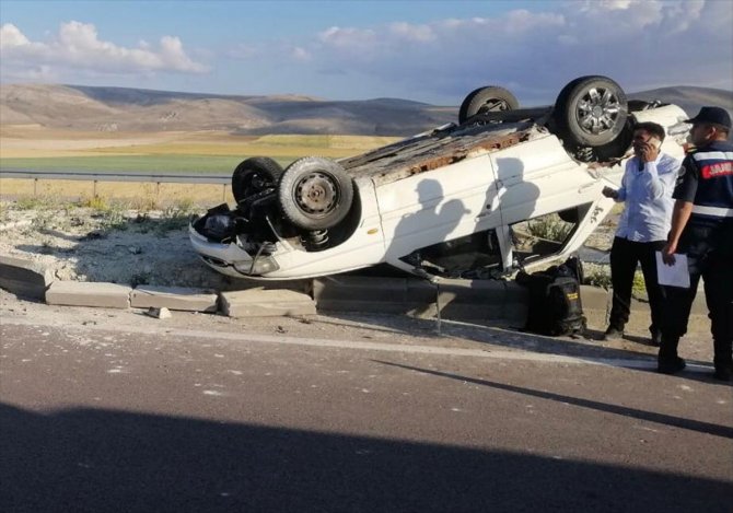 Kayseri'de devrilen otomobildeki 2 kişi yaralandı