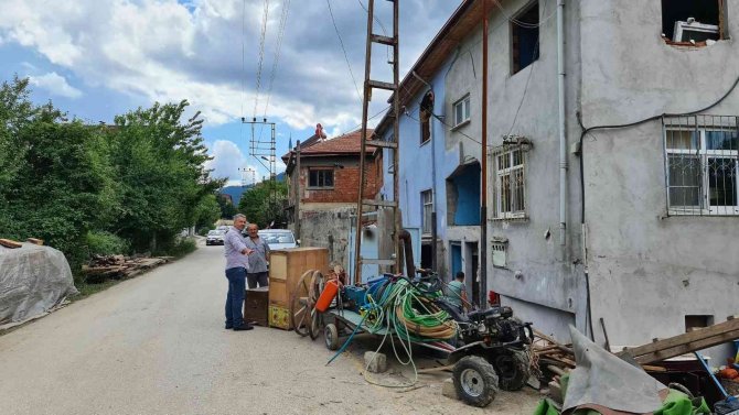 Sel afeti sonrası yıkım kararı verilen evler boşaltılmaya başlandı