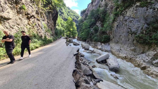 Sel afeti sonrası yıkım kararı verilen evler boşaltılmaya başlandı