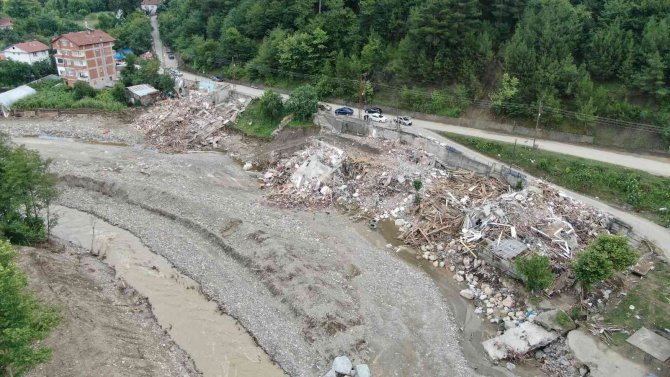 Sel afeti sonrası yıkım kararı verilen evler boşaltılmaya başlandı