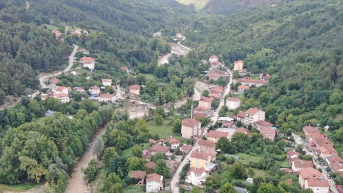 Sel afeti sonrası yıkım kararı verilen evler boşaltılmaya başlandı