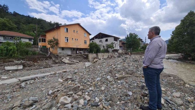 Sel afeti sonrası yıkım kararı verilen evler boşaltılmaya başlandı