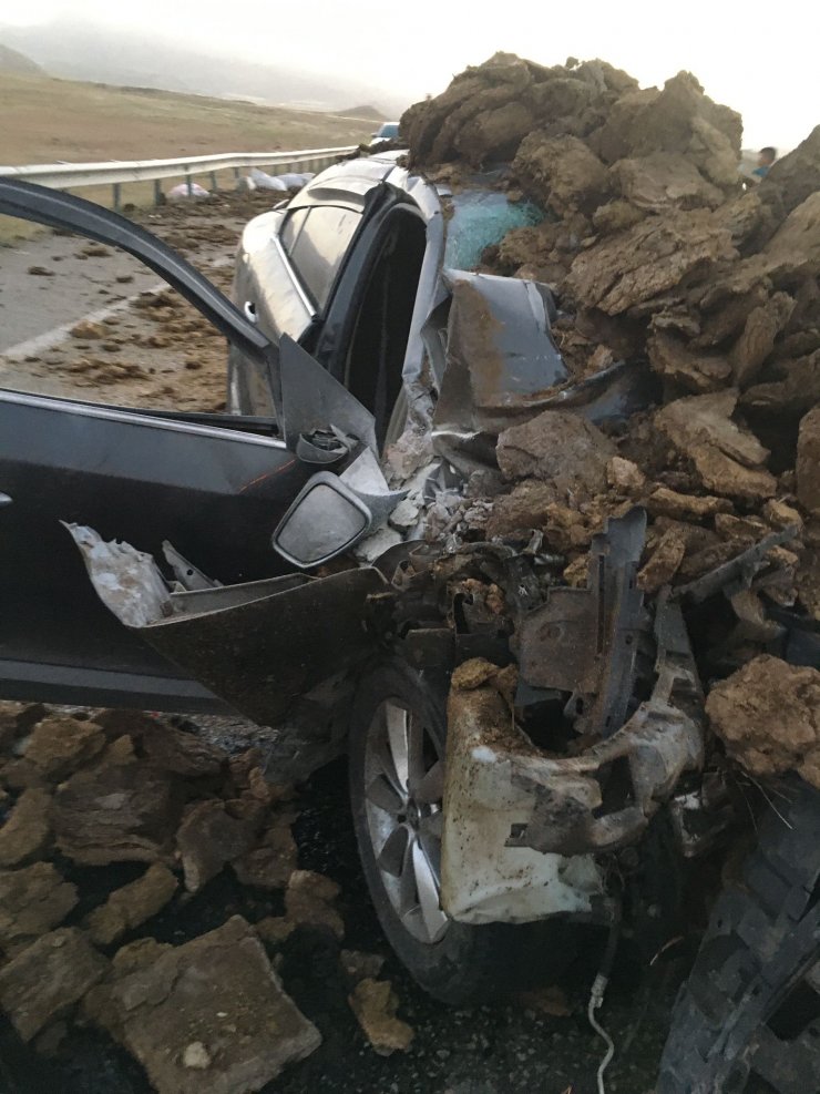 Otomobil, tezek yüklü kamyonete çarptı: 1 ölü, 9 yaralı