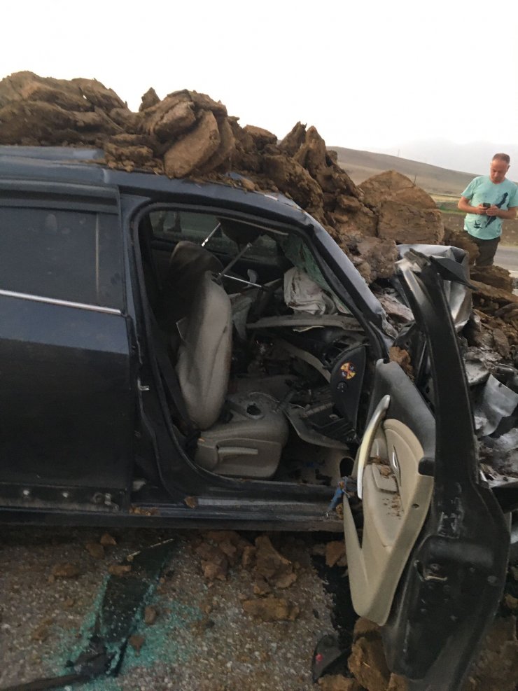 Otomobil, tezek yüklü kamyonete çarptı: 1 ölü, 9 yaralı