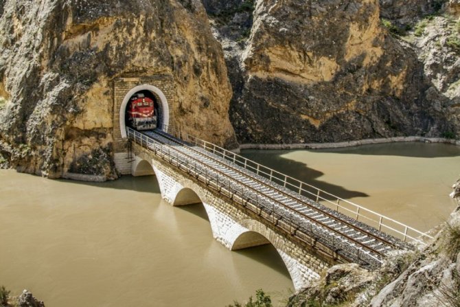 Bakan Karaismailoğlu, muhteşem manzara eşliğinde yol alan Doğu Ekspresini paylaştı