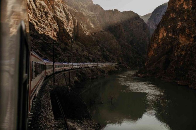 Bakan Karaismailoğlu, muhteşem manzara eşliğinde yol alan Doğu Ekspresini paylaştı