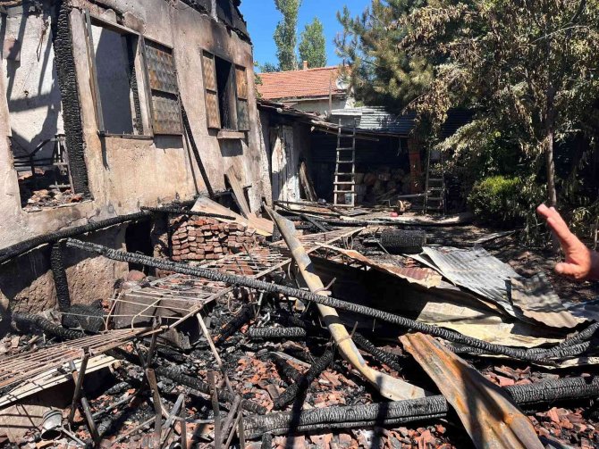 Çankırı’da korkutan yangın: İki ev kullanılamaz hale geldi