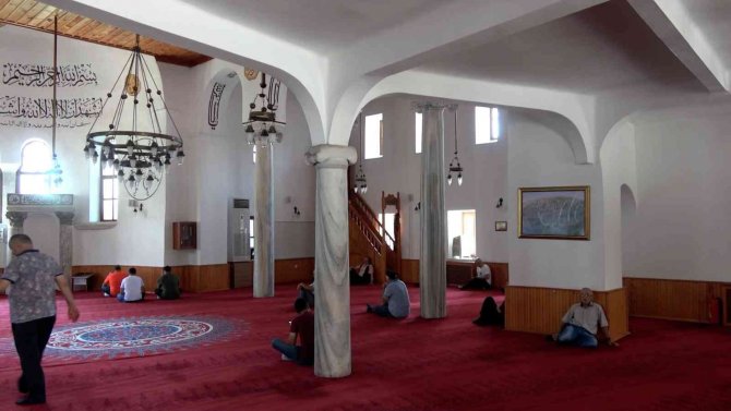Bin 600 yıllık Ayasofya kilisesi, 700 yıldır camii olarak hizmet veriyor