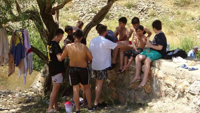 Sıcaktan bunalan çocuklar eğlenceyi çayda serinlemekte buldu