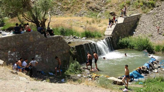 Sıcaktan bunalan çocuklar eğlenceyi çayda serinlemekte buldu