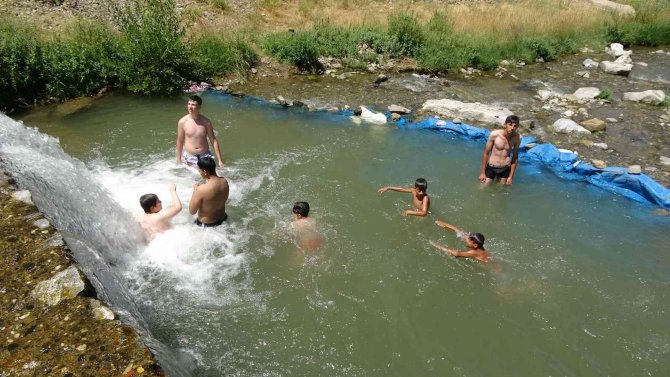 Sıcaktan bunalan çocuklar eğlenceyi çayda serinlemekte buldu