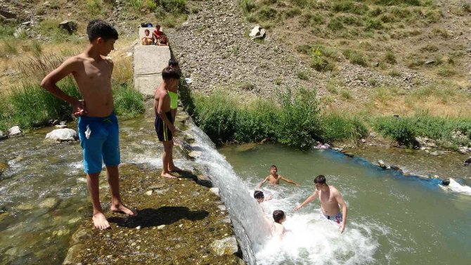 Sıcaktan bunalan çocuklar eğlenceyi çayda serinlemekte buldu