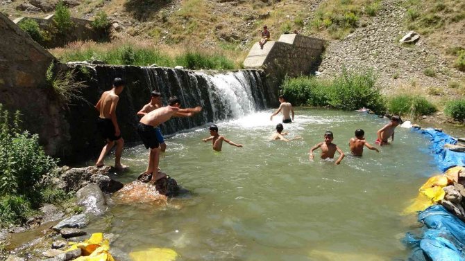 Sıcaktan bunalan çocuklar eğlenceyi çayda serinlemekte buldu