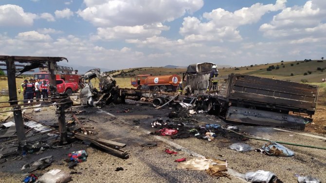 Antalya’da tır ve kamyon çarpıştı: 3 ölü, 1 yaralı