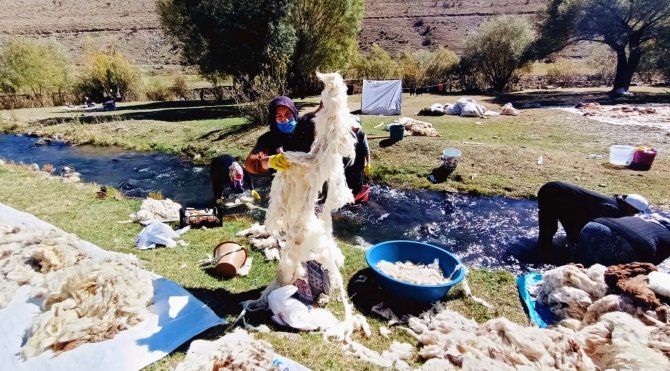 Binbir emekle yıkayıp, saatlerce tokaçla dövüyorlar