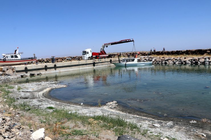 Van Gölü'ndeki çekilme, balıkçı barınaklarını tehdit ediyor