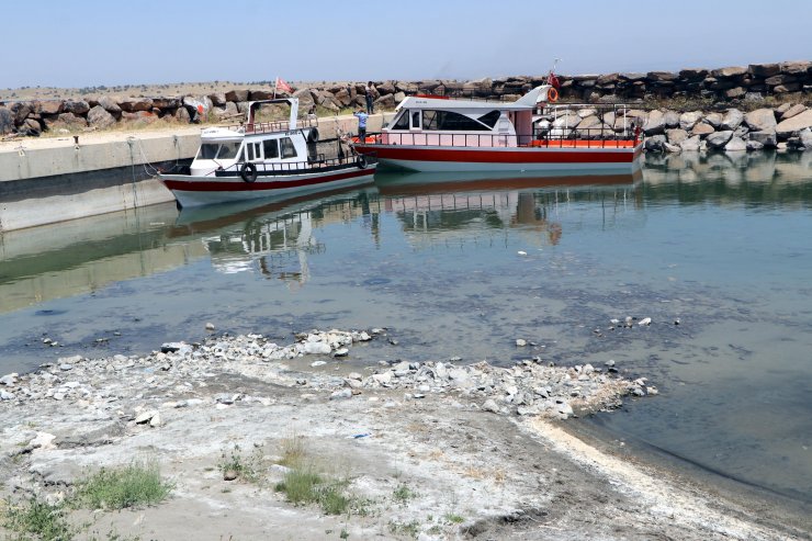 Van Gölü'ndeki çekilme, balıkçı barınaklarını tehdit ediyor