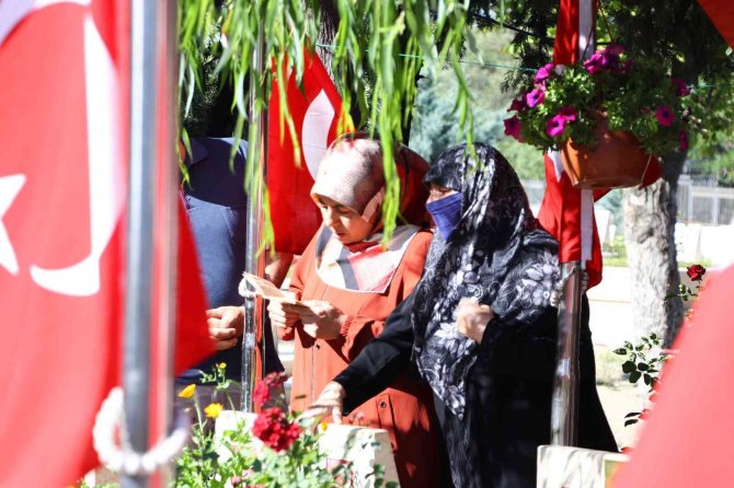 Bakan Soylu, 15 Temmuz Şehitliğindeki anma törenine katıldı