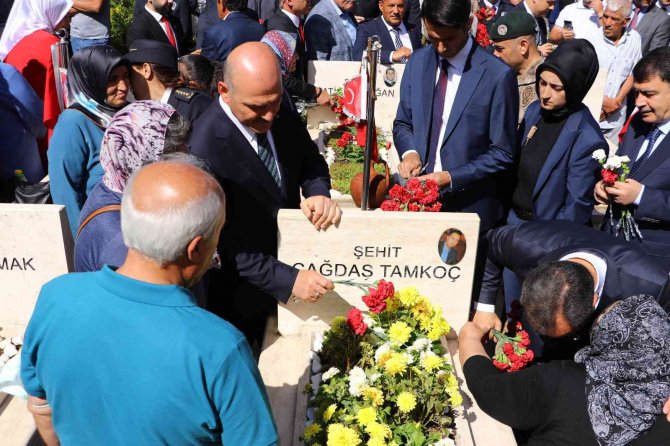 Bakan Soylu, 15 Temmuz Şehitliğindeki anma törenine katıldı