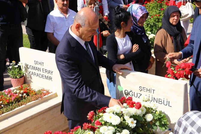 Bakan Soylu, 15 Temmuz Şehitliğindeki anma törenine katıldı