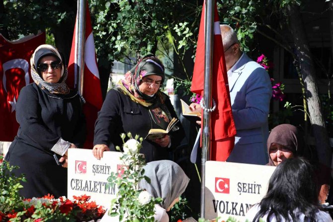 Bakan Soylu, 15 Temmuz Şehitliğindeki anma törenine katıldı