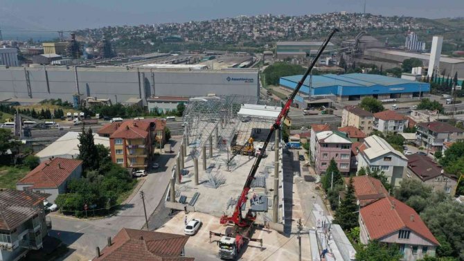 Dilovası katlı otoparkta çatı montajı yapılıyor