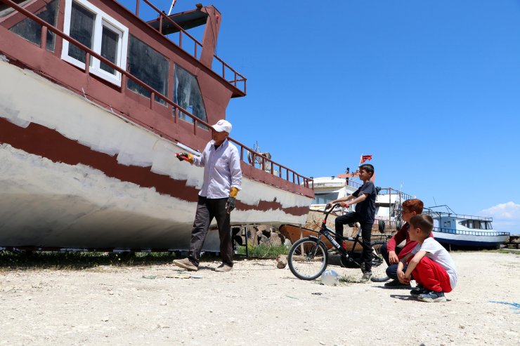 Van Gölü'nde inci kefali için av yasağı sona erdi