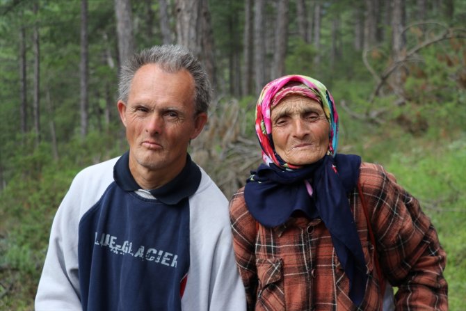 Engelli oğluyla 40 yıldır çobanlık yapıyor