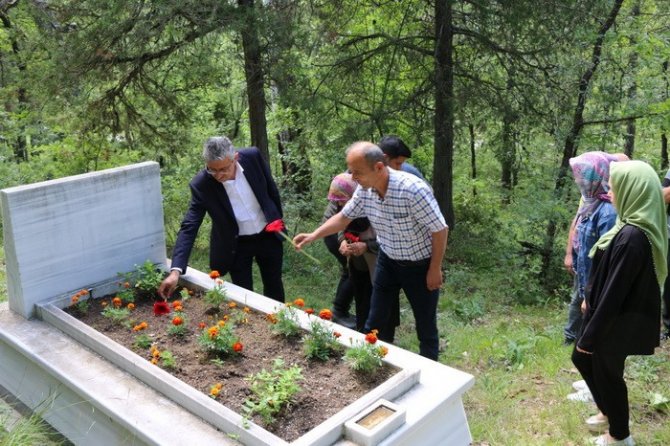 Kaçakçıların vurarak öldürdüğü Orman Muhafaza memuru mezarı başında anıldı