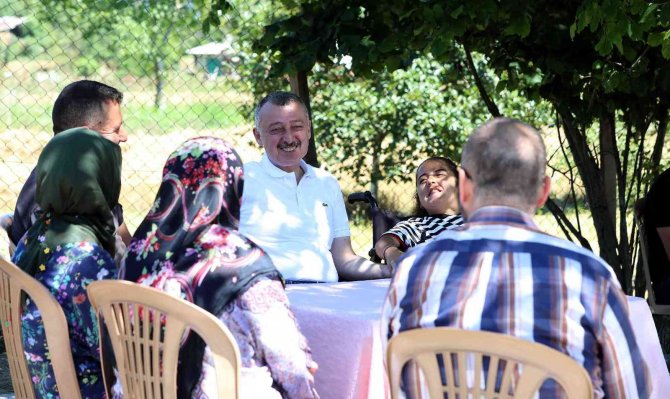 Aslıhan’ın yüzü, evinin bahçesine yapılan kilit parke taşıyla güldü