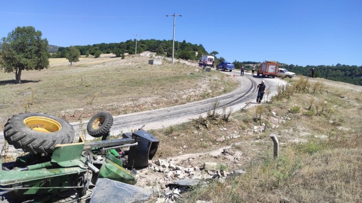 İş makinesi taşıyan kamyon devrildi: 1 ölü, 1 yaralı