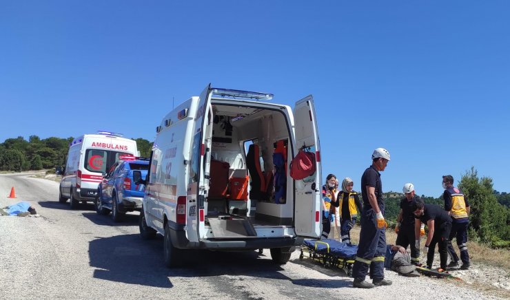 İş makinesi taşıyan kamyon devrildi: 1 ölü, 1 yaralı