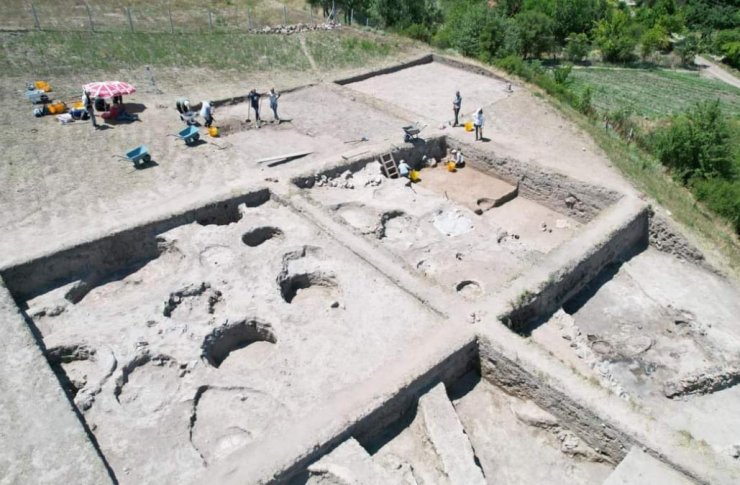 Kütahya'da 3300 yıllık mühür ve hançer bulundu