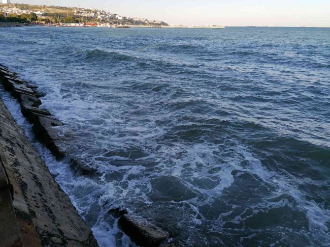 Beklenen fırtına Tekirdağ kıyılarında etkisini gösteriyor