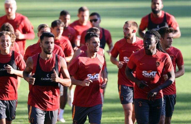 Galatasaray'da yeni transferler Dubois ve Seferovic ilk kez takımla çalıştı