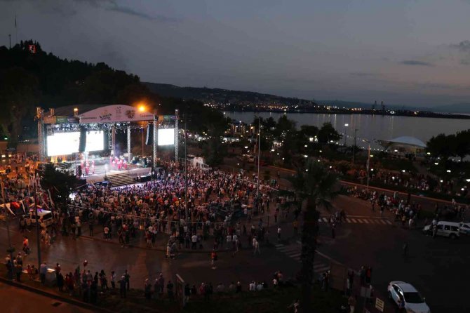 Yüzbinlerce kişinin beklendiği festivale katılım şoku