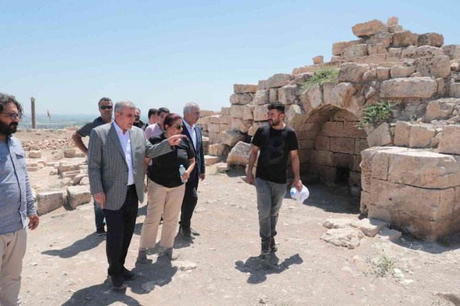 Urfa Kalesinde sürdürülen kazı çalışmalarına vinç desteği