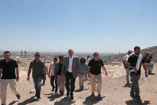 Urfa Kalesinde sürdürülen kazı çalışmalarına vinç desteği