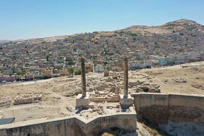 Urfa Kalesinde sürdürülen kazı çalışmalarına vinç desteği