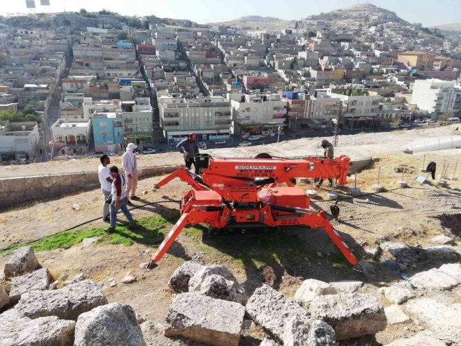 Urfa Kalesinde sürdürülen kazı çalışmalarına vinç desteği