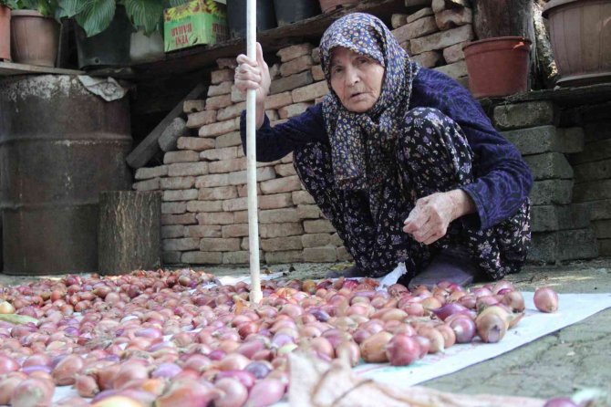 Yaş 83, bir an olsun çalışmaktan vazgeçmiyor