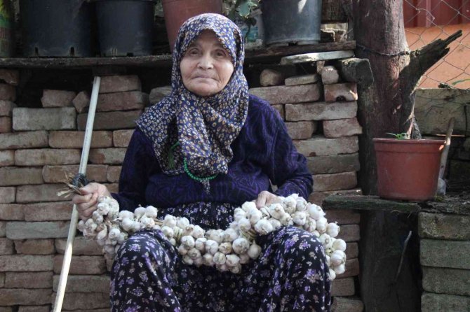 Yaş 83, bir an olsun çalışmaktan vazgeçmiyor