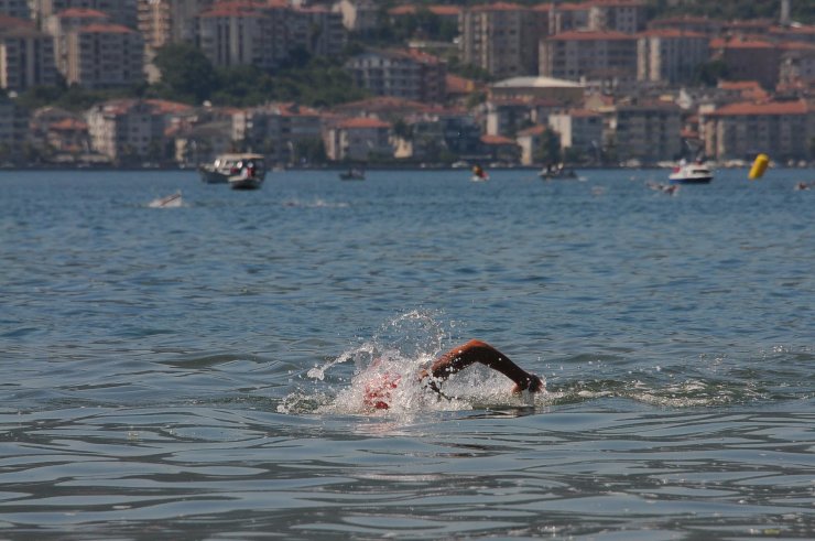 2 bin 622 metre yüzerek karşı kıyıya geçtiler