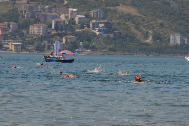 2 bin 622 metre yüzerek karşı kıyıya geçtiler