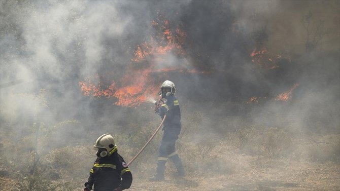 Yunanistan'da orman yangınları kontrol altına alınamıyor
