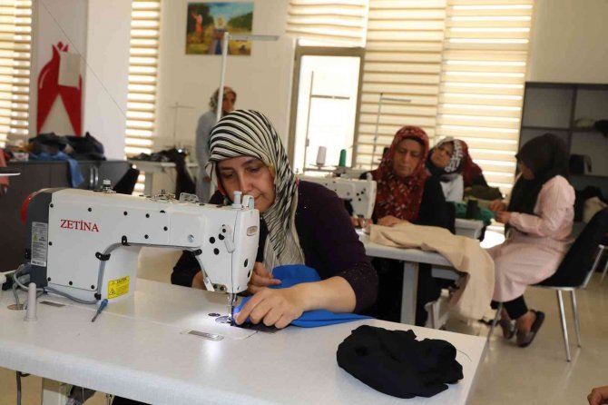 Kadınlar kültür merkezinde meslek ediniyor