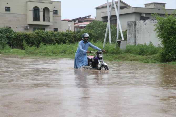 Pakistan'da muson yağmurları nedeniyle ölenlerin sayısı 298'e yükseldi
